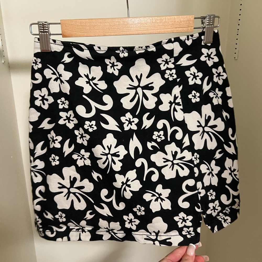 wild fable size 4 floral hawaiian skirt.